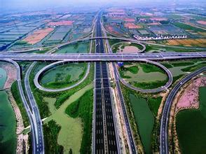 實施新一輪基礎(chǔ)設(shè)施投資提高總需求